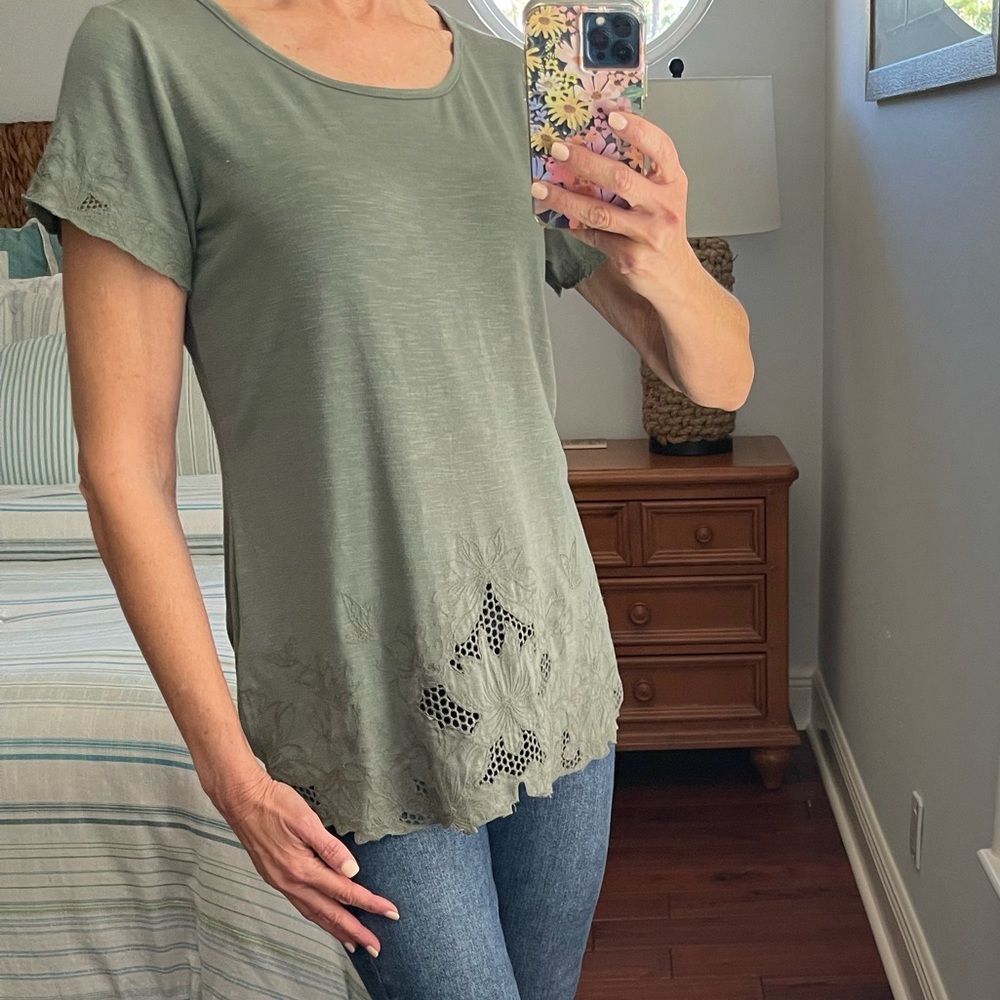 Adiva olive green short sleeve shirt with appliqué